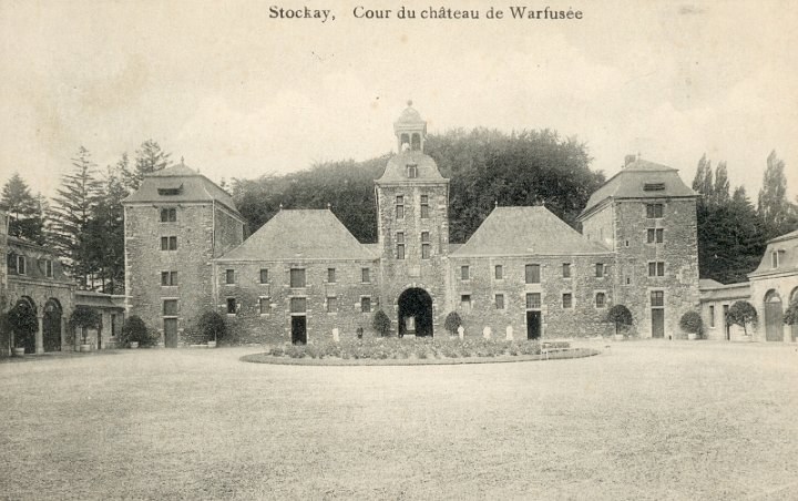 Cour du Château de Warfusée